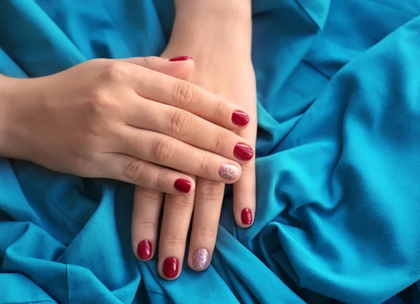 Manos Femeninas Con Uñas Colores Elegantes Tela Primer Plano —  Fotos de Stock