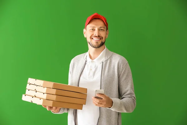 Mann Mit Pizzakartons Und Handy Auf Farbigem Hintergrund Essenslieferdienst — Stockfoto