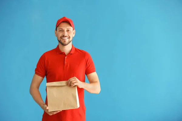 Homem Com Saco Papel Sobre Fundo Cor Serviço Entrega Alimentos — Fotografia de Stock