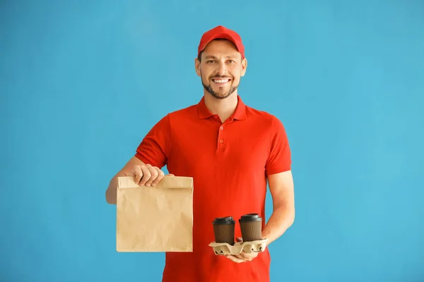 Homem Com Saco Papel Xícaras Café Fundo Cor Serviço Entrega — Fotografia de Stock