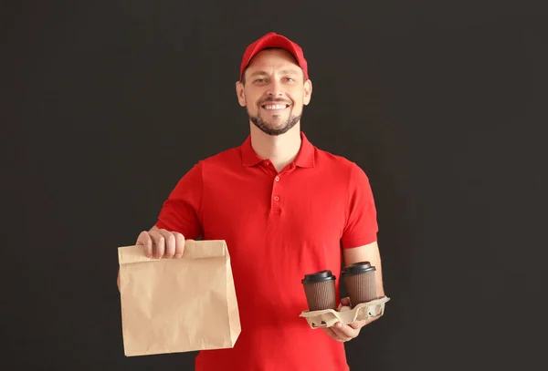 Człowiek Papierowej Torebki Filiżanek Kawy Szarym Tle Dostawa Żywności — Zdjęcie stockowe