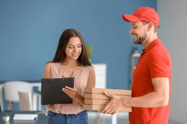 Man Delivering Pizza Customer Indoors — Stock Photo, Image