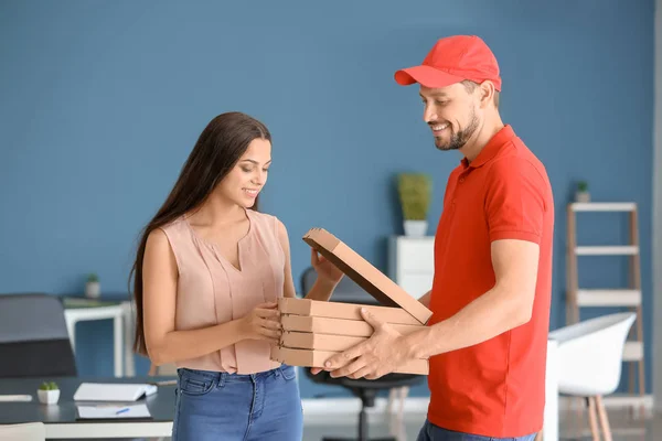 Man Delivering Pizza Customer Indoors — Stock Photo, Image