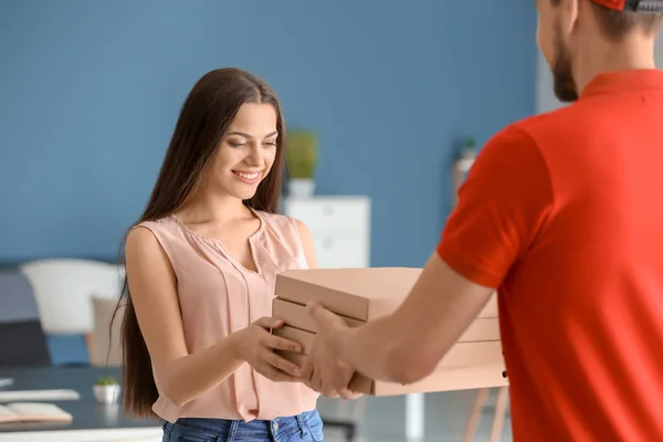 Man Delivering Pizza Customer Indoors — Stock Photo, Image