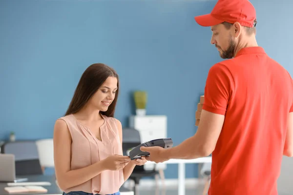 Jeune Femme Utilisant Terminal Bancaire Pour Payer Livraison Nourriture Intérieur — Photo