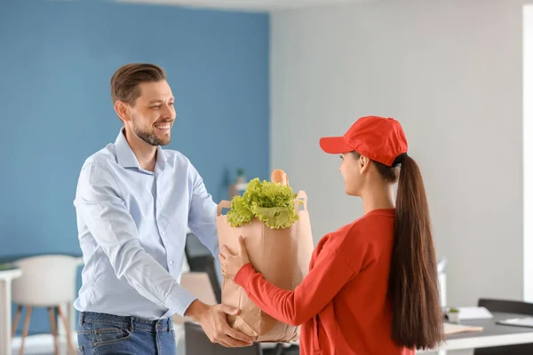 Mujer Joven Entregando Comida Cliente Interiores — Foto de Stock