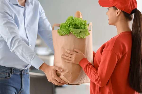 Jonge Vrouw Voedsel Leveren Aan Klant Binnenshuis Close — Stockfoto