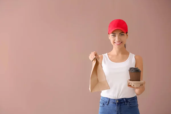 Junge Frau Mit Papiertüte Und Kaffeetassen Auf Farbigem Hintergrund Essenslieferdienst — Stockfoto