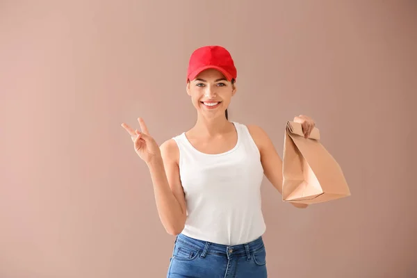 Jonge Vrouw Met Papieren Zak Overwinning Teken Weergegeven Achtergrondkleur Levering — Stockfoto