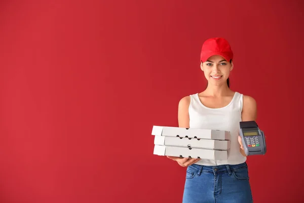 Νεαρή Γυναίκα Κουτιά Πίτσας Και Τράπεζα Τερματικού Στο Χρώμα Φόντου — Φωτογραφία Αρχείου