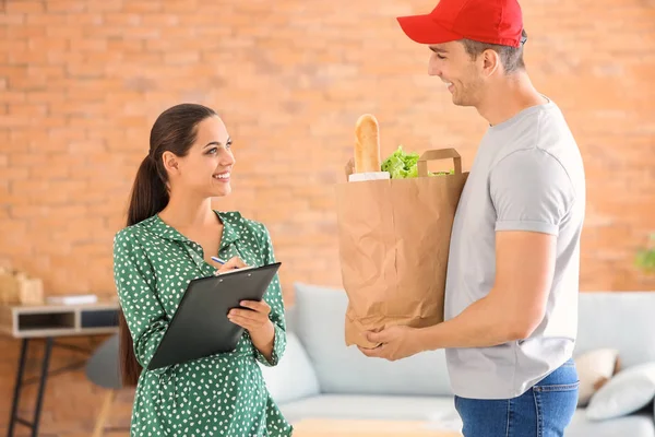 Gıda kapalı müşteriye teslim adam