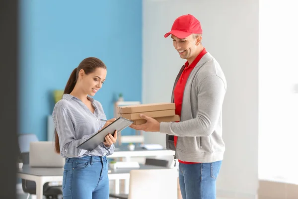 Hombre Entregando Pizza Cliente Interiores — Foto de Stock