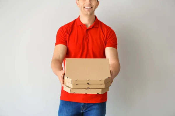 Jovem Com Caixas Pizza Fundo Claro Serviço Entrega Alimentos — Fotografia de Stock