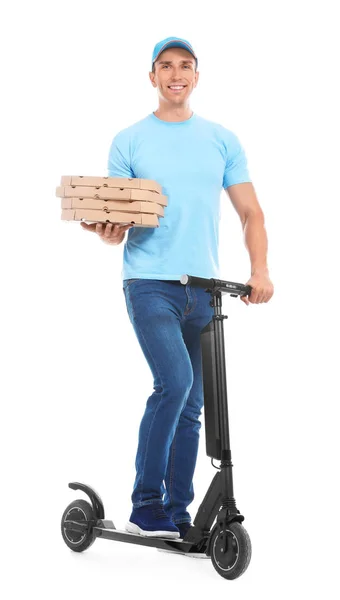 年轻男子与比萨饼盒和踢滑板车在白色的背景 食品配送服务 — 图库照片