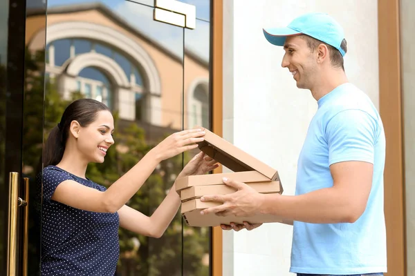 Young Man Delivering Pizza Customer Doorway — Stock Photo, Image