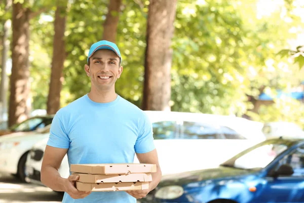 Jovem Com Caixas Pizza Livre Serviço Entrega Alimentos — Fotografia de Stock