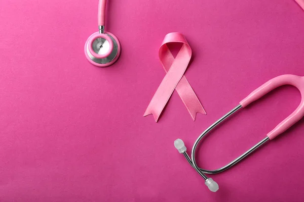 Cinta Rosa Estetoscopio Sobre Fondo Color Concepto Conciencia Sobre Cáncer — Foto de Stock