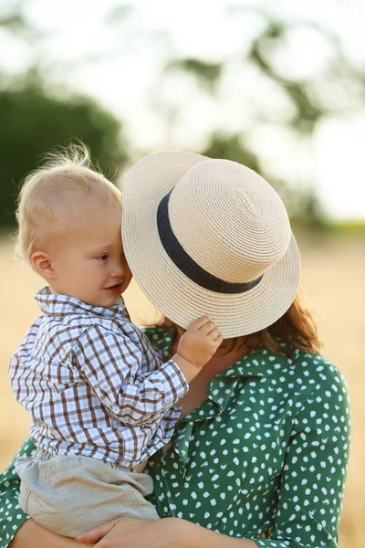 Schöne Frau Mit Ihrem Kleinen Sohn Einem Sommertag Freien — Stockfoto