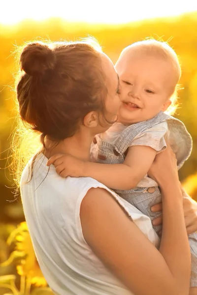 Schöne Frau Mit Ihrem Kleinen Sohn Sonnenblumenfeld Einem Sonnigen Tag — Stockfoto