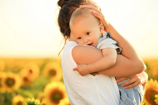 Mulher Bonita Com Seu Filho Campo Girassol Dia Ensolarado — Fotografia de Stock