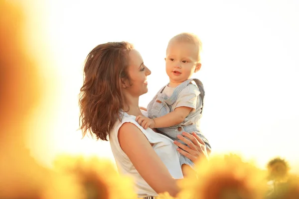 Schöne Frau Mit Ihrem Kleinen Sohn Sonnenblumenfeld Einem Sonnigen Tag — Stockfoto