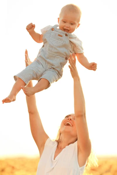 Schöne Frau Spielt Mit Ihrem Kleinen Sohn Sonnenblumenfeld Einem Sommertag — Stockfoto