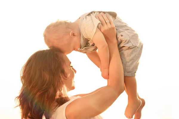 Schöne Frau Spielt Mit Ihrem Kleinen Sohn Freien — Stockfoto