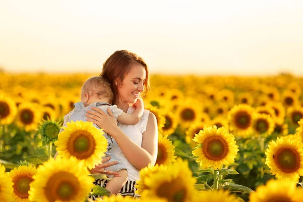 Piękna Kobieta Jej Synka Słonecznikowe Pole Słoneczny Dzień — Zdjęcie stockowe