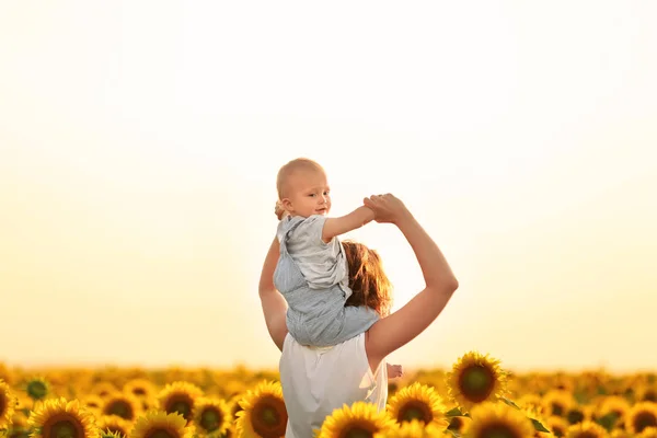 Schöne Frau Mit Ihrem Kleinen Sohn Sonnenblumenfeld Einem Sonnigen Tag — Stockfoto