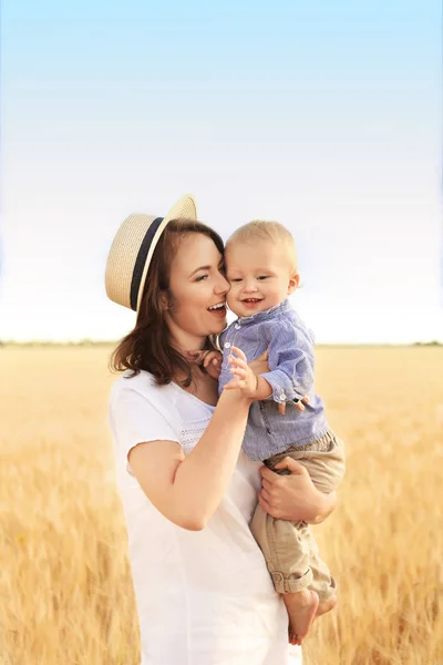 Schöne Frau Mit Ihrem Kleinen Sohn Weizenfeld Einem Sommertag — Stockfoto