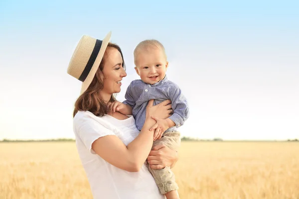 Bella Donna Con Suo Piccolo Figlio Nel Campo Grano Giorno — Foto Stock