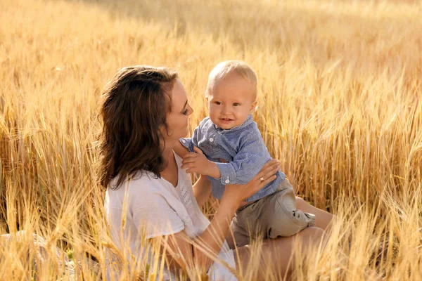 Yaz gününde buğday alanında küçük oğluyla güzel kadın