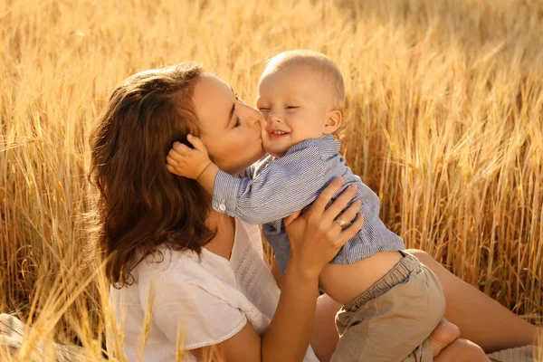 Schöne Frau Mit Ihrem Kleinen Sohn Weizenfeld Einem Sommertag — Stockfoto