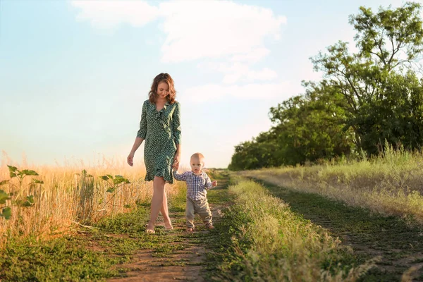 Hermosa Mujer Caminando Con Pequeño Hijo Campo Día Verano —  Fotos de Stock