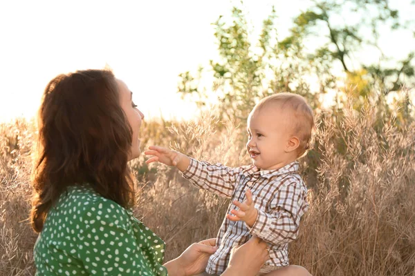 Güneşli kırsalında küçük oğluyla güzel kadın