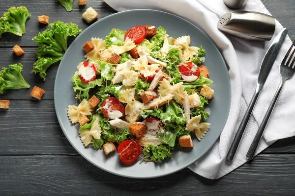 Makarna plaka üzerinde lezzetli Sezar salatası