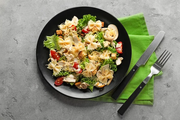 Makarna plaka üzerinde lezzetli Sezar salatası