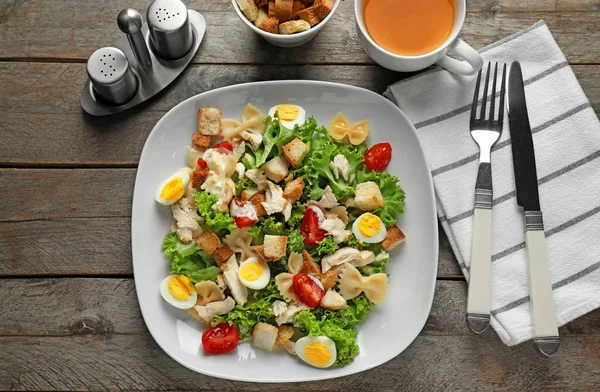 Makarna plaka üzerinde lezzetli Sezar salatası