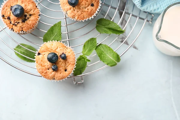 Support Refroidissement Avec Savoureux Muffins Aux Myrtilles Sur Table — Photo