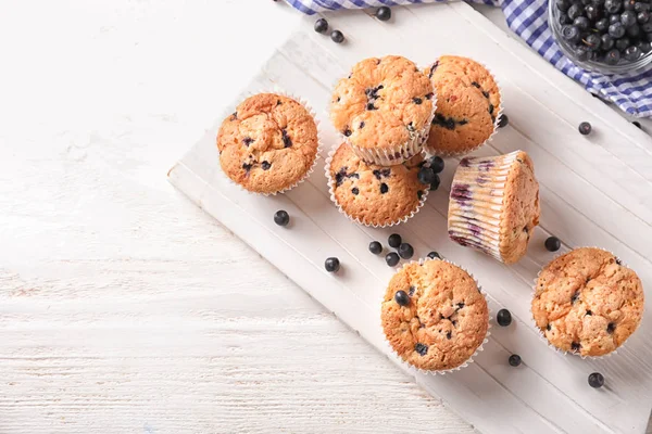 Biały Deska Blueberry Smaczne Babeczki Stole — Zdjęcie stockowe