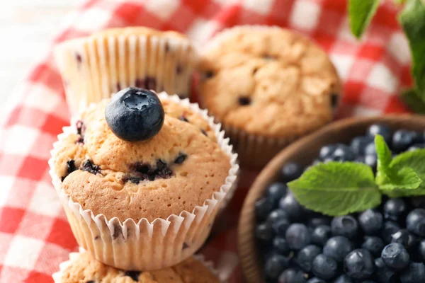 Lezzetli Blueberry Muffins Masada Closeup Taze Çilek Ile — Stok fotoğraf