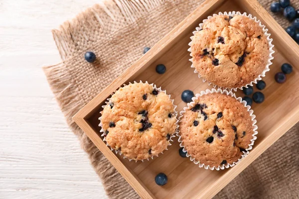 Caixa Madeira Com Muffins Mirtilo Mesa — Fotografia de Stock