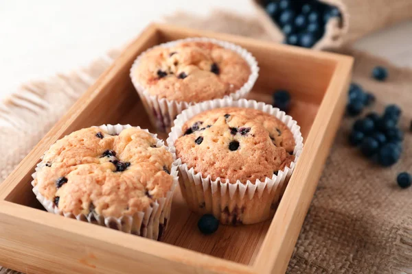 Caixa Madeira Com Muffins Mirtilo Mesa — Fotografia de Stock