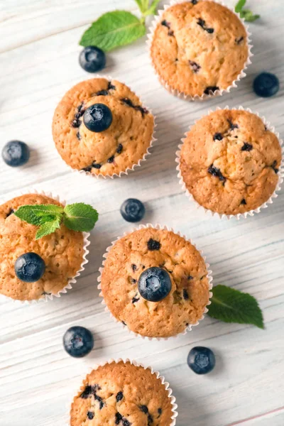 Chutné Borůvkové Muffiny Světlé Dřevěné Pozadí — Stock fotografie