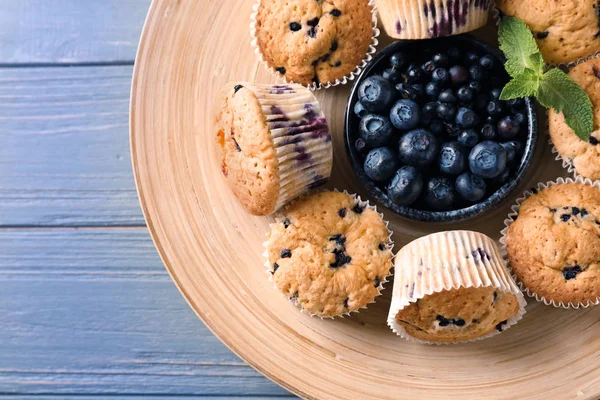 Muffins Savoureux Aux Myrtilles Avec Des Baies Fraîches Sur Assiette — Photo