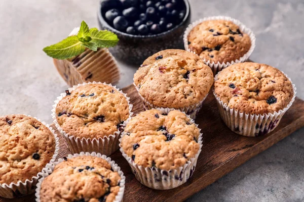 Tavola Legno Con Gustosi Muffin Mirtilli Sul Tavolo — Foto Stock