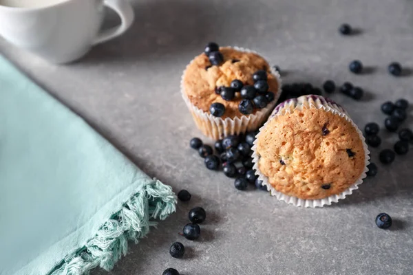 Smaczny Blueberry Muffins Szarym Tle — Zdjęcie stockowe