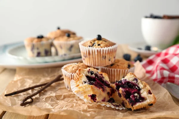 Smaczny Blueberry Muffins Pergaminie — Zdjęcie stockowe