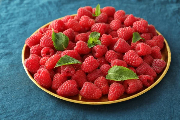 Plate Delicious Fresh Ripe Raspberries Color Cloth — Stock Photo, Image