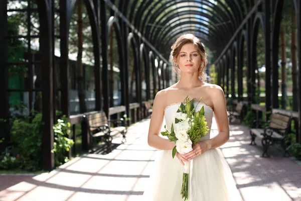 Mooie Jonge Bruid Met Bruiloft Boeket Buitenshuis — Stockfoto